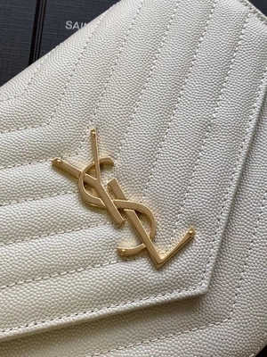 El monograma de YVES SAINT LAURENT del caviar acolchó el bolso de embrague de cuero del sobre