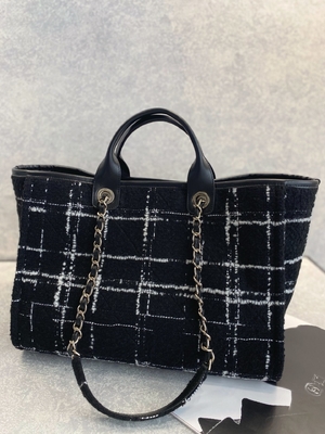 La aduana 2022 de Chanel Sotheby calificó el totalizador del arco iris del FW del bolso de la playa del tweed de los bolsos