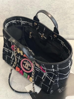 La aduana 2022 de Chanel Sotheby calificó el totalizador del arco iris del FW del bolso de la playa del tweed de los bolsos