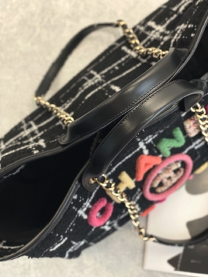 La aduana 2022 de Chanel Sotheby calificó el totalizador del arco iris del FW del bolso de la playa del tweed de los bolsos