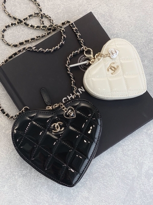 La piel de becerro laqueada de cadena Preloved calificó el oro Tone Metal Black And White del bolso